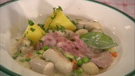 Kalbszungenragout in Madeirasoße mit Kartoffeln in einem tiefen Teller angerichtet