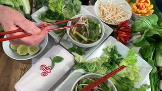 Vietnamesisch: Suppentopf mit Rind und Reisnudeln