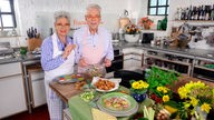 Martina und Moritz bereiten ein ganz besonderes Ostermenue in ihrer Küche zu