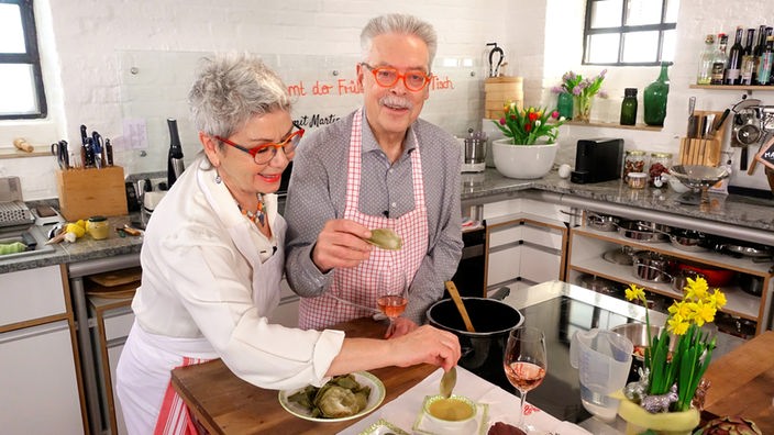 Martina und Moritz bereiten in ihrer Küche Gerichte zur Osterzeit zu