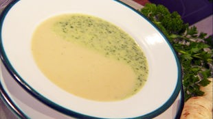 Petersiliencremesuppe in einem Suppenteller