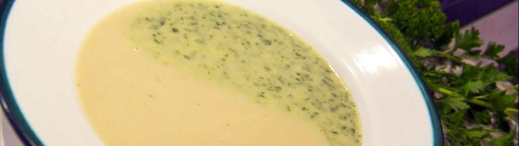 Petersiliencremesuppe in einem Suppenteller