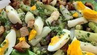 Salat von buntem Spargel mit Ei und Schnittlauch