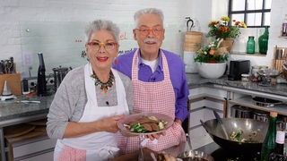 Martina und Moritz zeigen in ihrer Küche, wie perfekte Saucen zubereitet werden