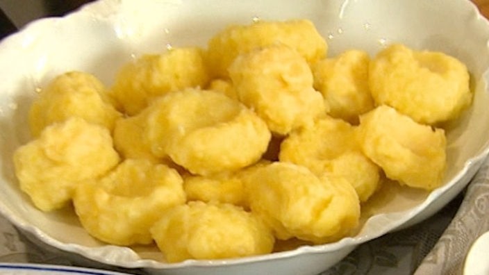 Schlesische Kartoffelklöße in einer Schüssel