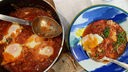Tomatengericht in einem Topf und eine Portion auf einem Teller angerichtet