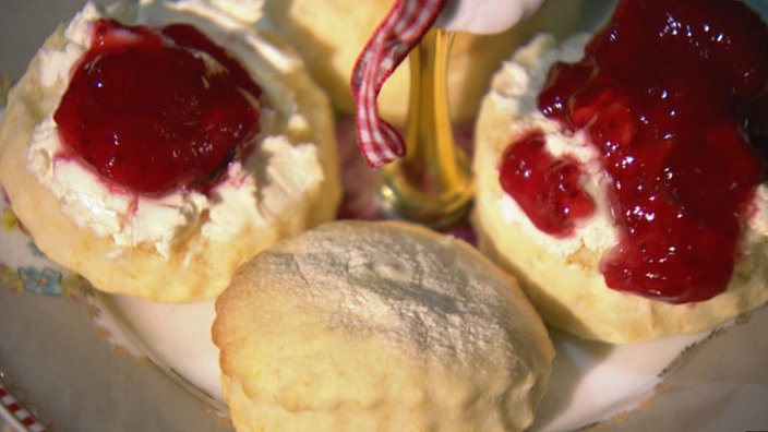 Scones mit Clotted cream und Erdbeermarmelade