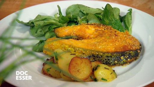 Das Bild zeigt das fertige Gericht Seelachs in Sesampanade mit Petersilienkartoffeln und Feldsalat.