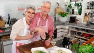 Martina und Moritz bereiten in ihrer Küche Spargelgerichte zu