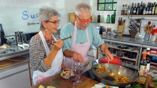 Martina und Moritz bereiten in ihrer Küche Gerichte aus Suppengrün zu