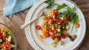 Symbolbild Tomaten-Gurken-Salat auf weißem Teller, kann vom Rezept abweichen.