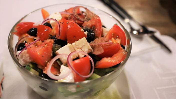 Symbolbild Salat mit Tomaten, Zwiebeln und Oliven, kann vom Rezept abweichen.