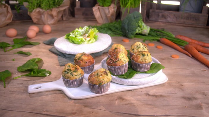 Das Bild zeigt Fluffige Gemüse-Muffins mit grünem Salat.