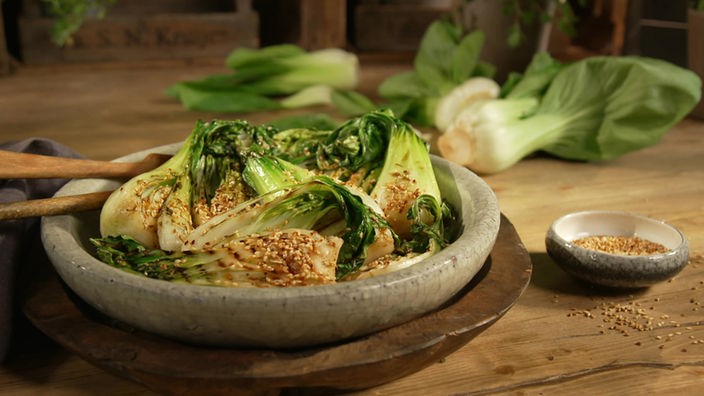 Gegrillter Pak Choi mit Sesam.