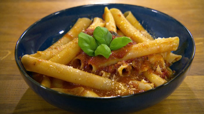Das Bild zeigt eine Pasta mit Ragù-Tomatensauce.