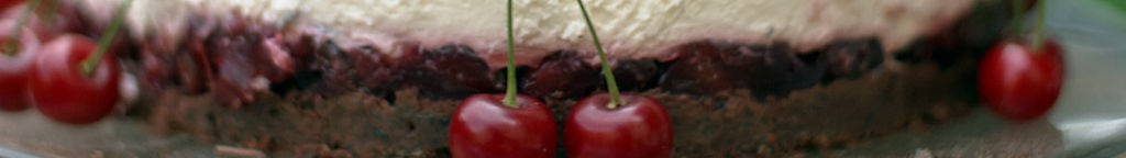 Der westfälische Quarkkuchen mit Kirschen angerichtet auf einer Kuchenplatte