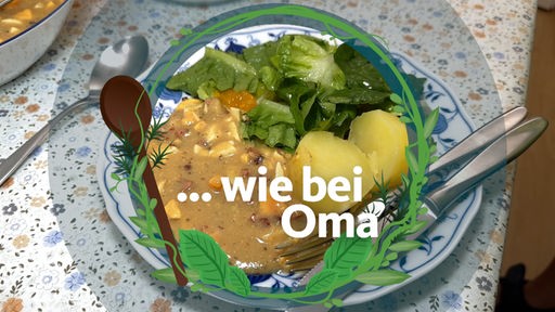 Ein Teller mit dem gericht Senfeier, daneben Kartoffeln und süß angemachter Salat. An der Seite des Tellers liegt Besteck. Um den teller herum ist das Logo der Reihe "...wie bei Oma" zu sehen mit Küchenkräutern und einem Holzkochlöffel.