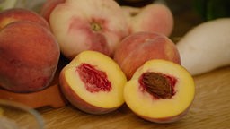 Ein aufgeschnittener Pfirsich
