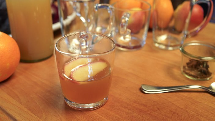 Das Bild zeigt den fertigen Bratapfel-Punsch mit Apfelstücken im Getränk.