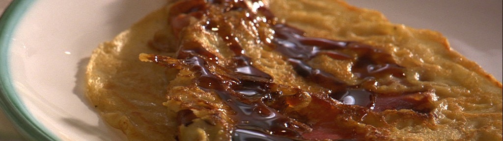 Buchweizen-Speckpfannkuchen mit Rübenkraut auf einem Teller