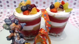 buntes Karnevals-Dessert im Glas
