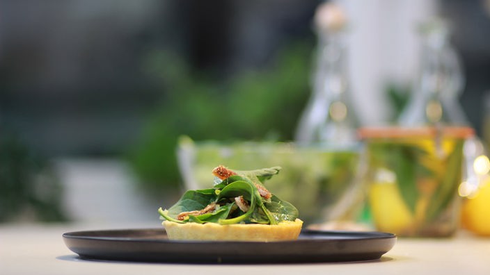 Gorgonzola-Tarte mit Spinatsalat und Salzzitronen