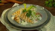 Das Bild zeigt das Halloumikäse auf frischem Krautsalat.