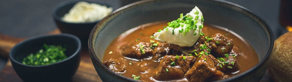 Das Bild zeigt das fertige Gericht "Düsseldorfer Gulaschsuppe".