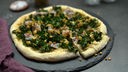 Das Bild zeigt das fertige Gericht "Grünkohlpizza".