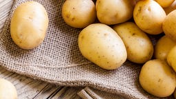 Kartoffeln auf braunem Stoff.