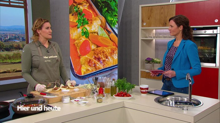 Köchin Julia Komp zeigt Anne Willmes in der Hier und heute Küche wie man Kohlrouladen mit Tomatensoße macht.