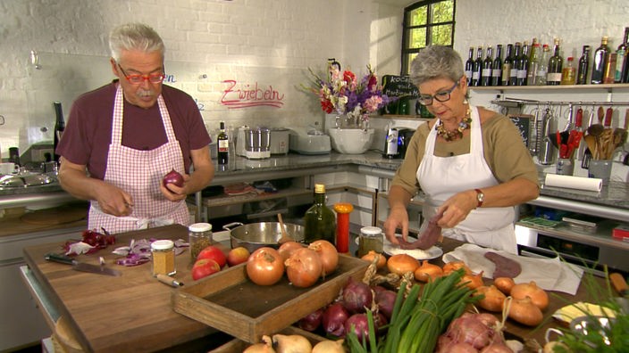 Martina und Moritz bereiten in ihrer Küche Gerichte mit Zwiebeln zu