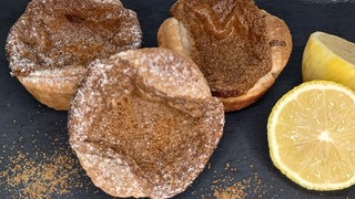 Pastéis de Nata auf einer Plattte mit Zitronen dekoriert