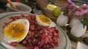 Klein gewürfelter Rote-Bete-Salat auf einem Teller mit zwei Gänseei-Hälften garniert