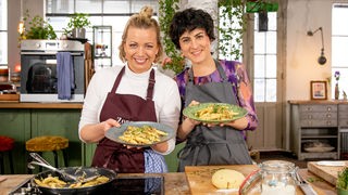 Das Bild zeigt die Köchinnen Theresa Knipschild und Zora Klipp.