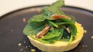 Gorgonzola-Tarte mit Spinatsalat und Salzzitronen