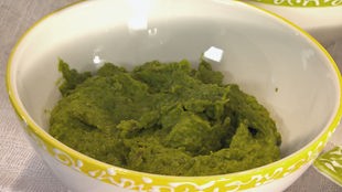 Grüner Chilli-Dip in einer Schüssel