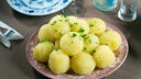Rund ein Dutzend Thüringer Kartoffelklöße auf einem Teller aufgeschichtet