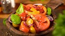 Das Bild zeigt einen bunten Tomatensalat.