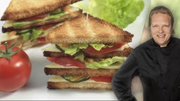 Das Bild zeigt Björn Freitag und Sandwiches mit Toastbrot.