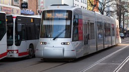 Archiv/Symbolbild: Eine Straßenbahn der Linie 709 der Rheinbahn Richtung Neuss Theodor-Heuss-Platz auf ihrer Fahrt durch die Stadt