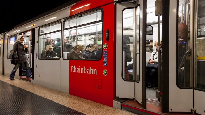 Archiv/Symbolbild: Eine Straßenbahn der Rheinbahn in der U-Bahn-Station Düsseldorf Hauptbahnhof. (2014)
