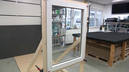 Ein Fenster mit bruchsicherem Glas in einer Werkstatt