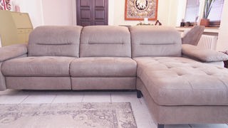 Das Bild zeigt ein Sofa in einem Wohnzimmer.