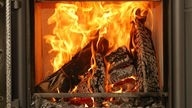 Das Bild zeigt ein Feuer in einem Kaminofen.