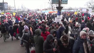 Ukrainische Flüchtlinge warten an der Grenze zu Polen