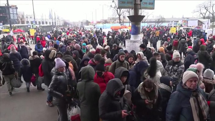 Ukrainische Flüchtlinge warten an der Grenze zu Polen
