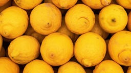 Zitronen aufeinander gestapelt
