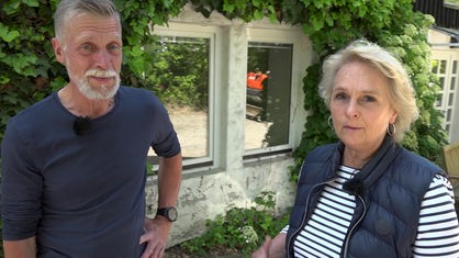 Das Bild zeigt Ulf Hogräfer und Sabine Binkenstein vor einem Haus.