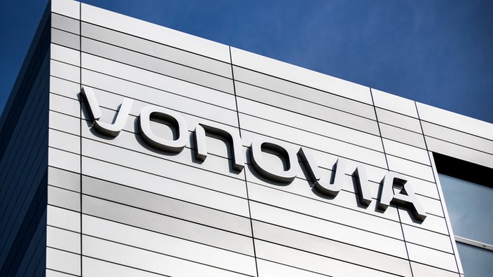 Das Bild zeigt das Vonovia Firmenlogo an einem Gebäude.